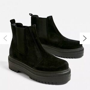 Urban Outfitters Brody Black Suede Chelsea Boots 🥾 size 9